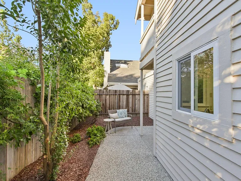 325 E 8th St #5 — Photo 37