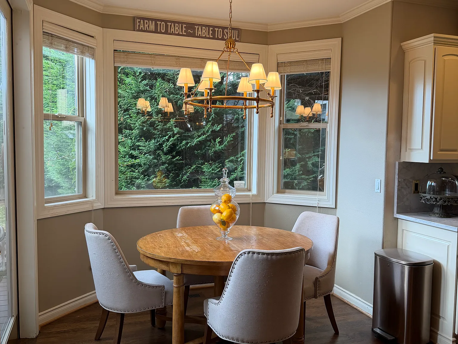 5 bed, 2.5 bath, 3850 sqft, $7,000 — Photo 2
