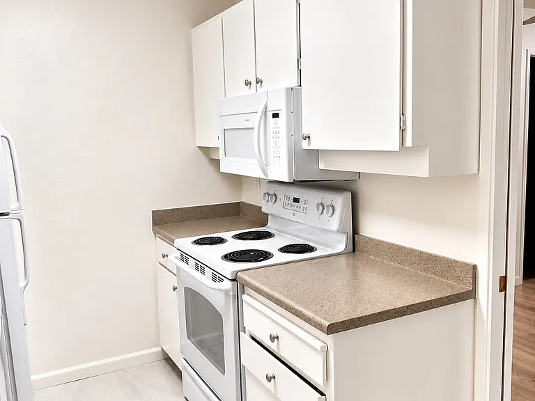 Solano Apartments — Photo 48