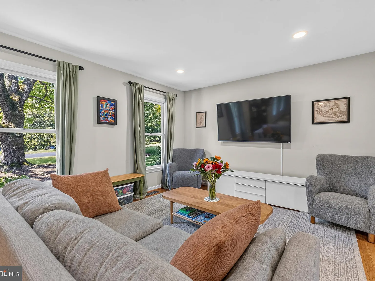 4 bed, 4.0 bath, 2100 sqft, $5,500 — Photo 3