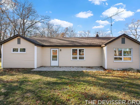 922 Maas Ln, Pullman, MI 49450