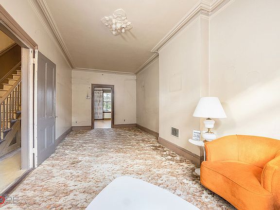 4th image of 323 Carroll St #2