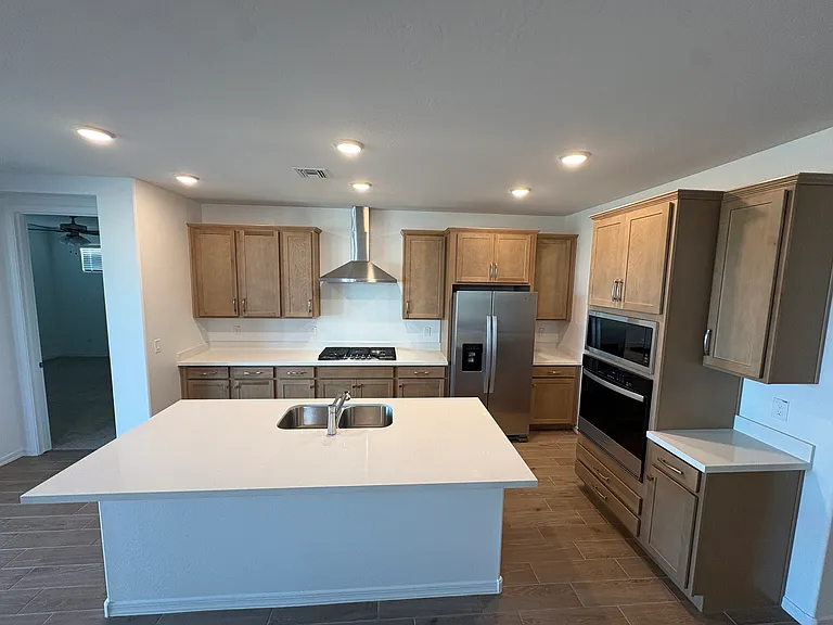 675 W Riparian Dr — Photo 2