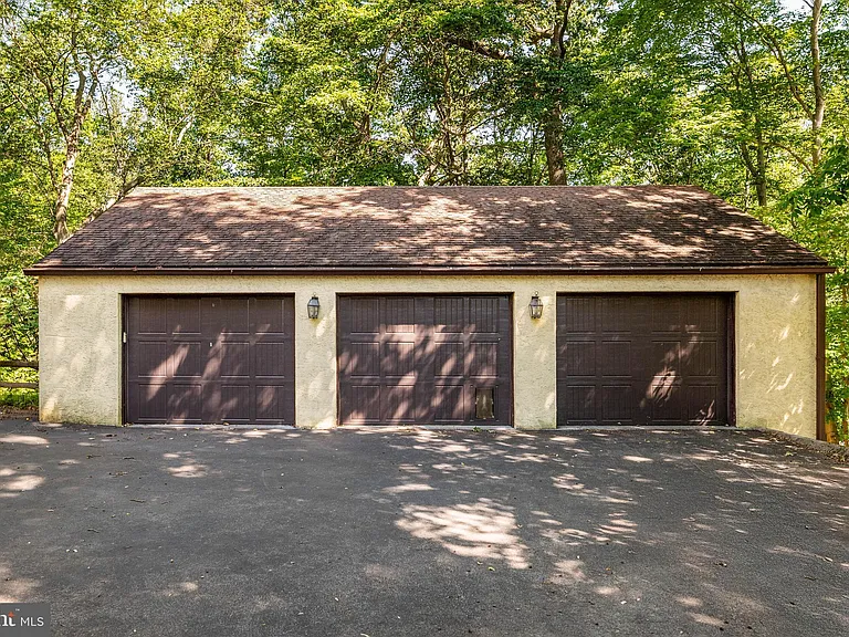 644 Robinson Ln — Photo 52