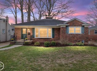 1713 Aline Dr, Grosse Pointe Woods, MI 48236