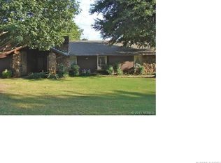 305 E Fairway Dr S, Broken Arrow, OK 74011