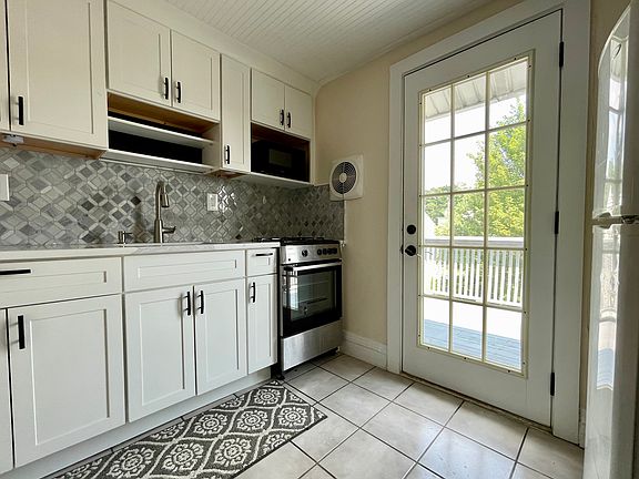 Kitchen - glass door to deck - stainless appliances - plenty of natural sunlight