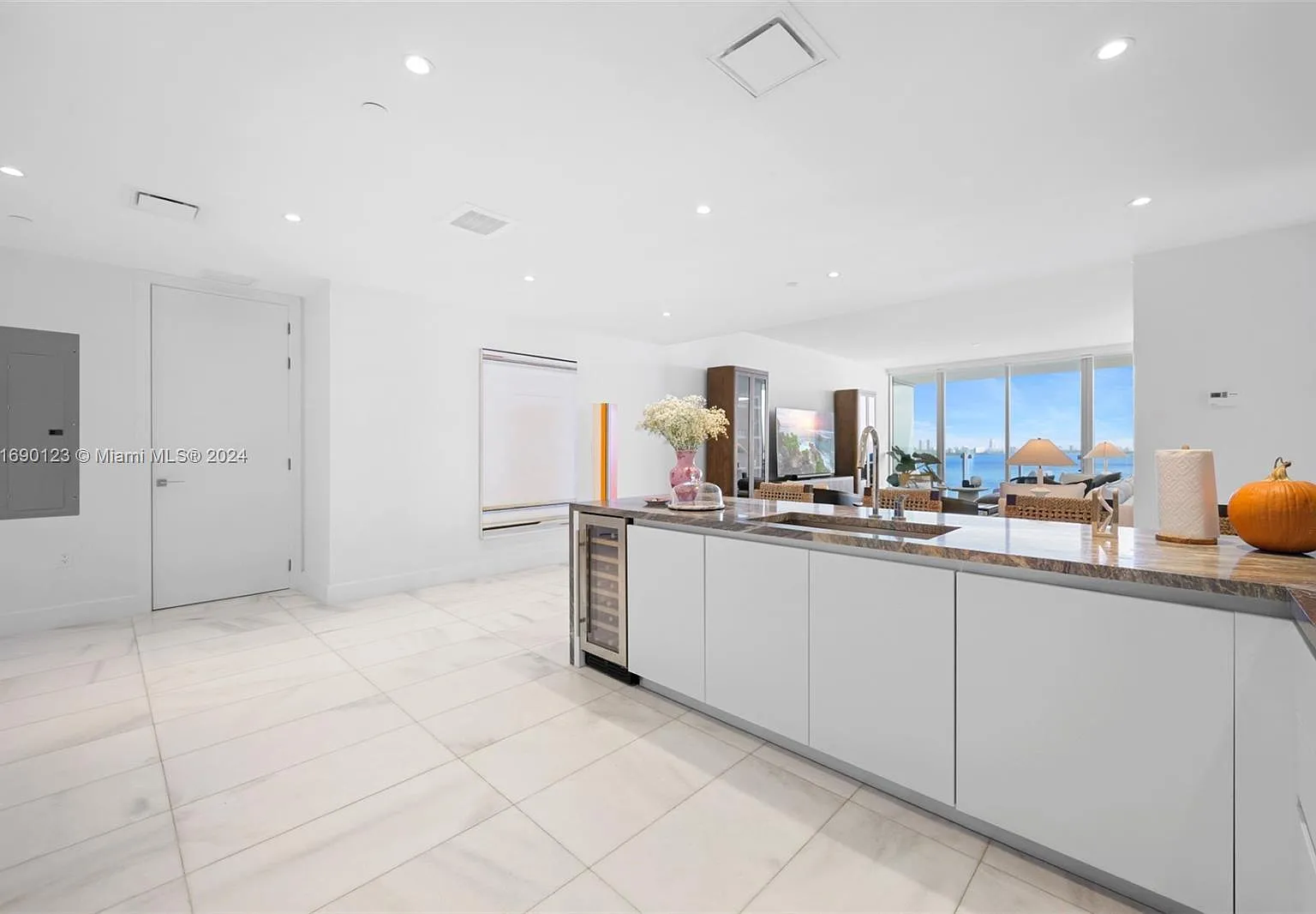 2 bed, 1732 sqft, $16,000 — Photo 4