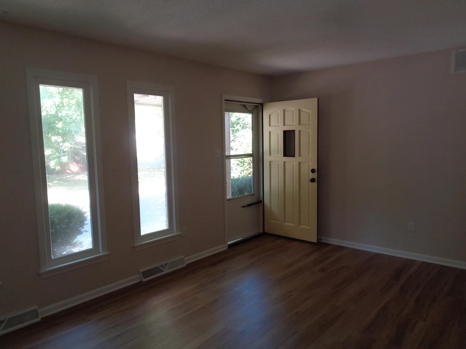 2 bed, 1.5 bath, 1370 sqft, $995 — Photo 2
