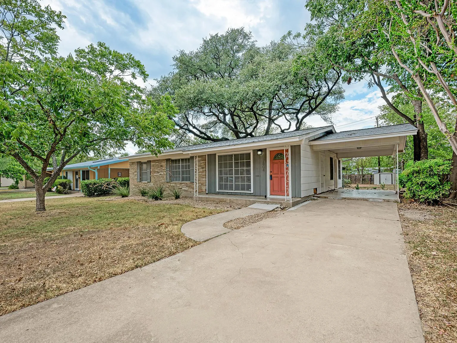3 bed, 1.0 bath, 1190 sqft, $2,100 — Photo 2