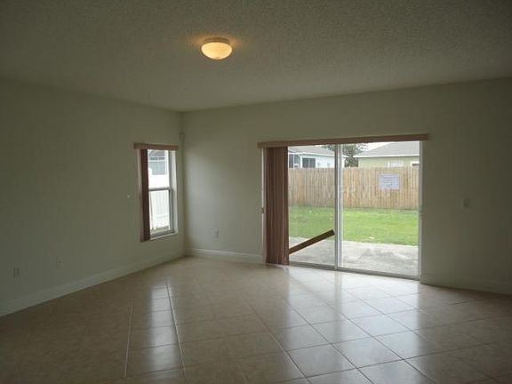 5th image of 431 Bloomfield Dr