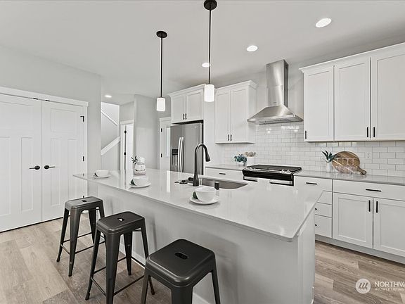 3rd image of 5897 Vista Drive