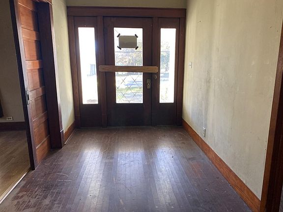 4th image of 410 Young St
