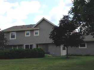 686 Laureate Ct, Pewaukee, WI 53072