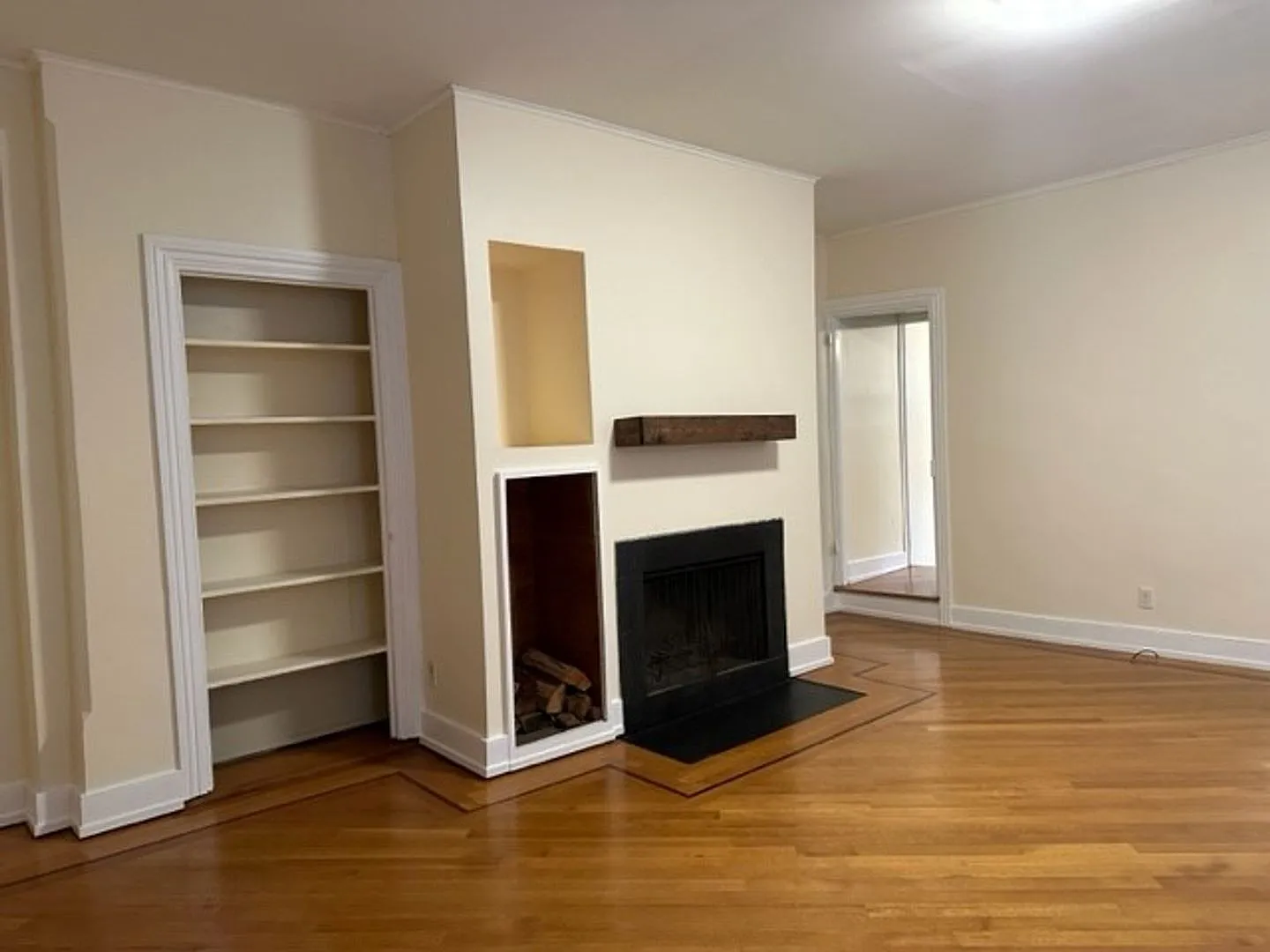 Welcome to our cozy 1st floor 2-bedroom, 1-bathroom apartment located in the heart of Harrisburg,... — Photo 3