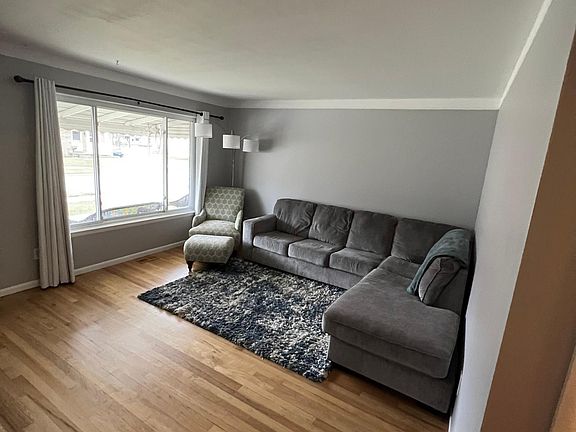 4th image of 23041 Hoffman St
