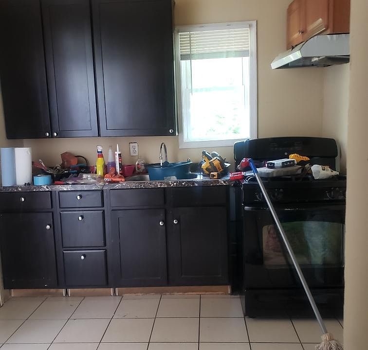 Will add updated photo of the kitchen without the clutter.