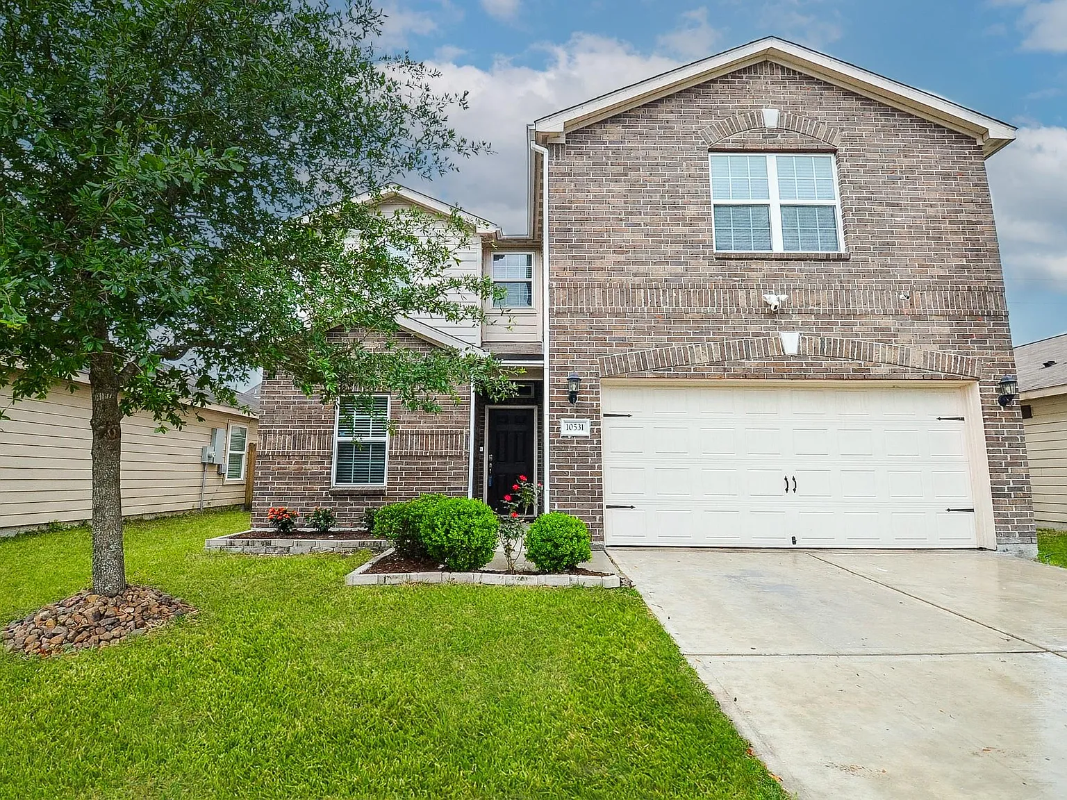 5 bed, 2.5 bath, 2640 sqft, $2,300 — Photo 1