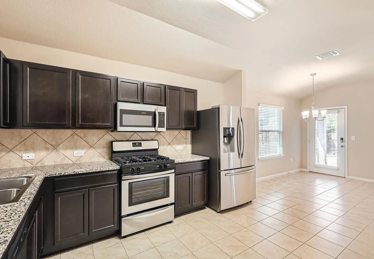 3 bed, 2.0 bath, 1300 sqft, $2,100 — Photo 4