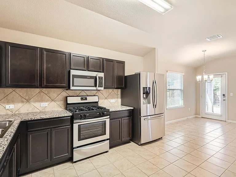 2108 Langdale Ln — Photo 4