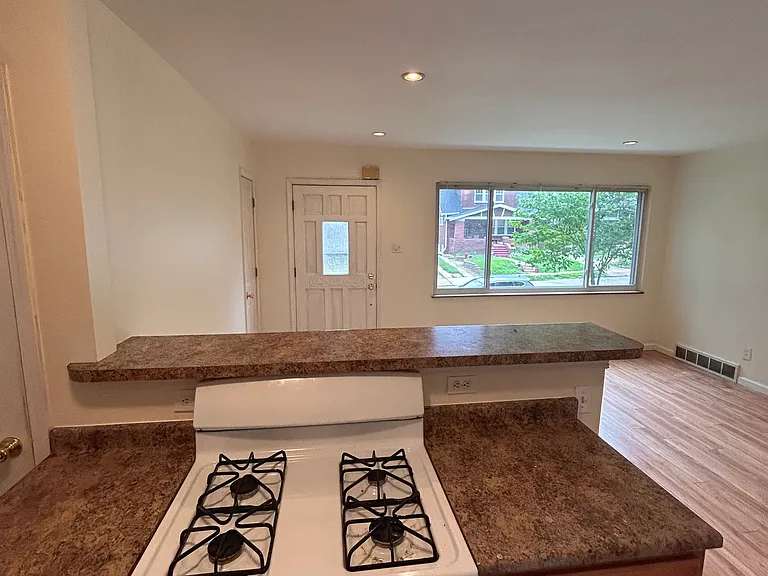 6125 Victoria Ave — Photo 2