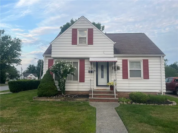 450 Maplewood Dr, Willowick, OH 44095