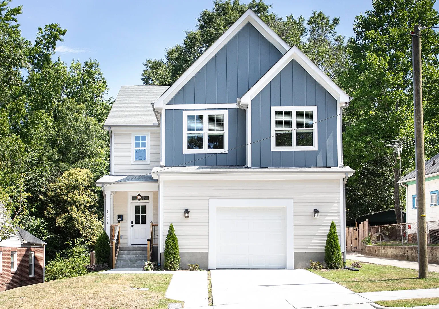 Spacious 4bd / 2.5 ba Home with fenced yard mins from Downtown Durham — Photo 1