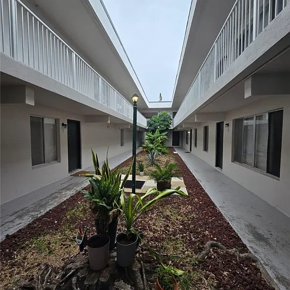 1830 Maravilla Ave #804 — Photo 27