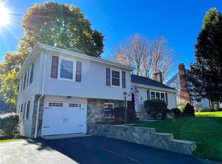 28 Knoll Crest Dr, Cumberland, RI 02864