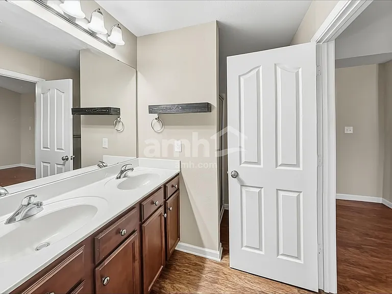 410 Lind Point Ln — Photo 9