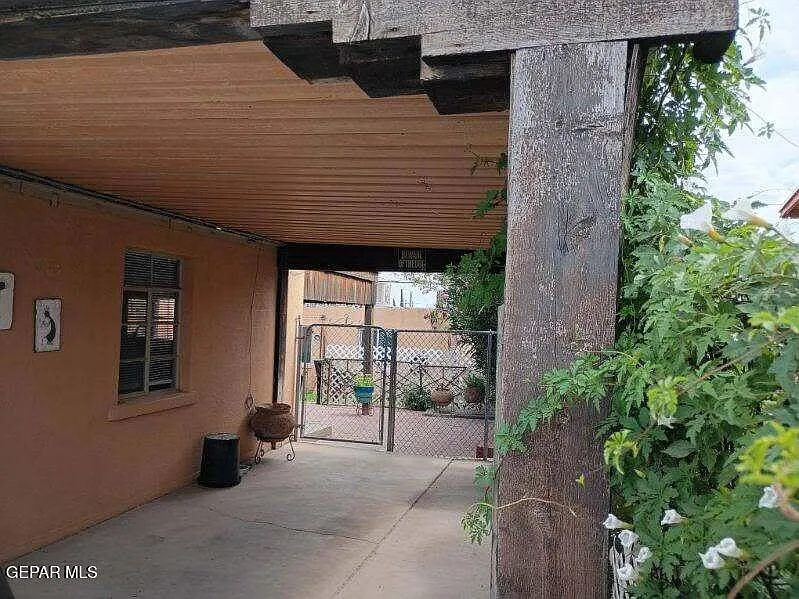 2 bed, 1.0 bath, 1557 sqft, $1,400 — Photo 3