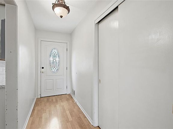 3rd image of 108 SW 20th Ter