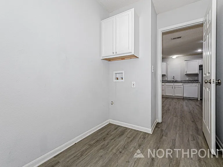 305 NW Woodbury Dr — Photo 7