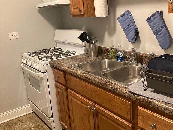 5th image of 2827 N Cambridge Ave APT 402