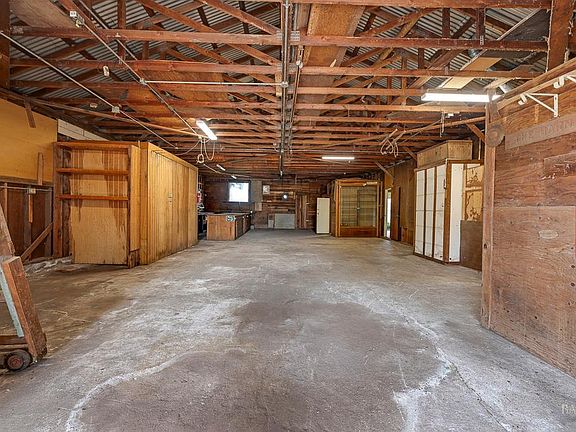 5th image of 8466 Templeman Road