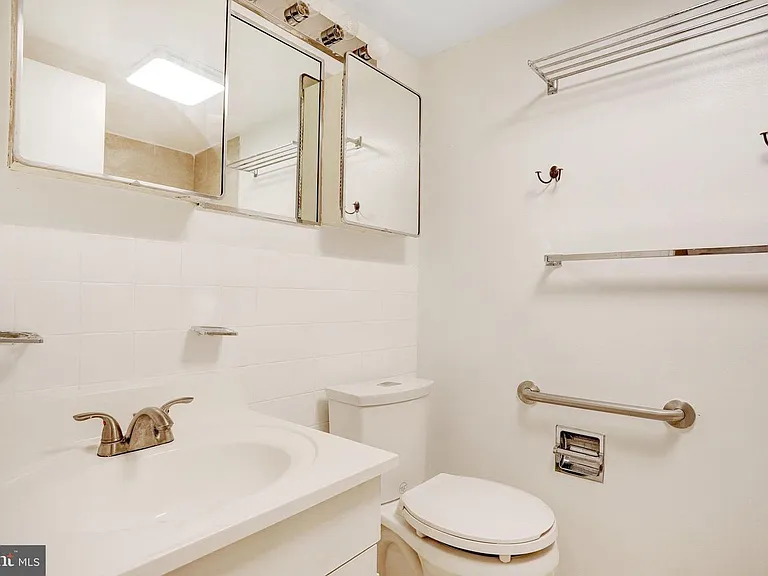 42 G St SW — Photo 32