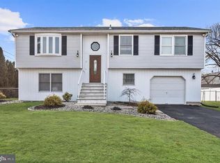 1 Hamilton Lakes Dr, Hamilton, NJ 08619