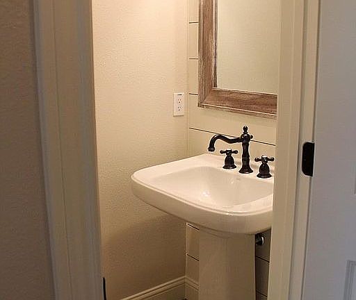 4th image of 218 Pinehurst Dr