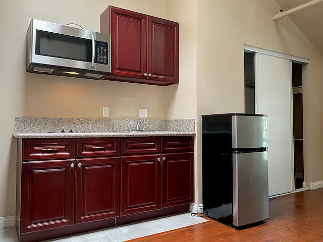 1030 E Green St #21 — Photo 4