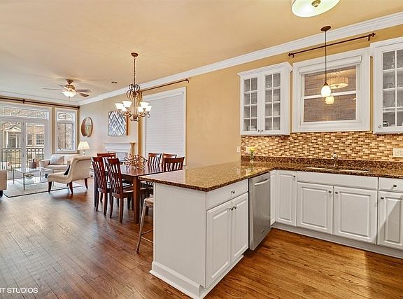 4th image of 1326 W School St #1