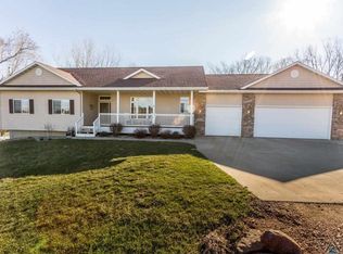1324 N Olde Wagon Rd, Sioux Falls, SD 57110