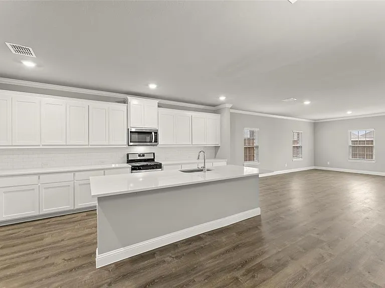 304 Community Dr — Photo 8