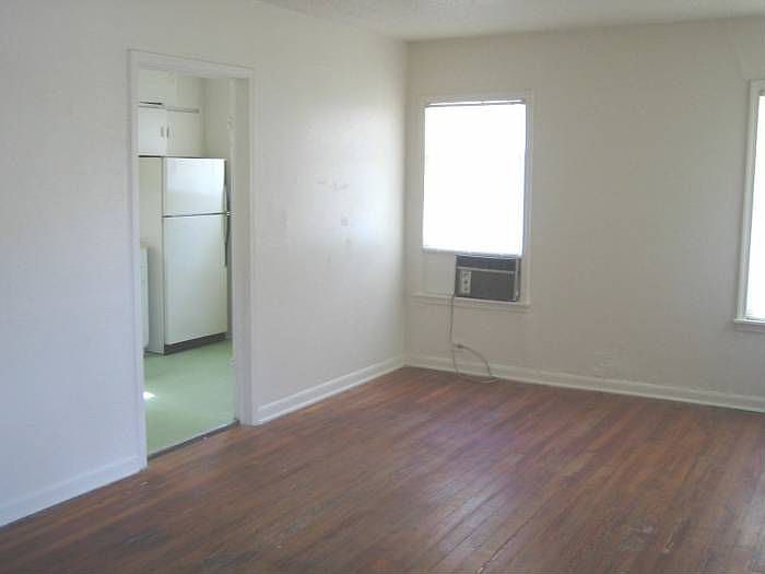 1st image of 1008 W Woodlawn Ave