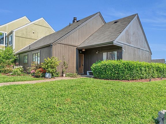 3rd image of 210 Raintree Dr