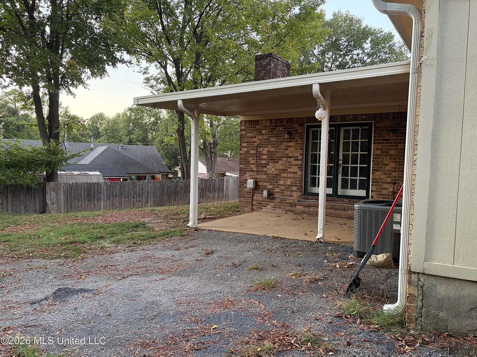 3 bed, 1.5 bath, 1331 sqft, $1,450 — Photo 2