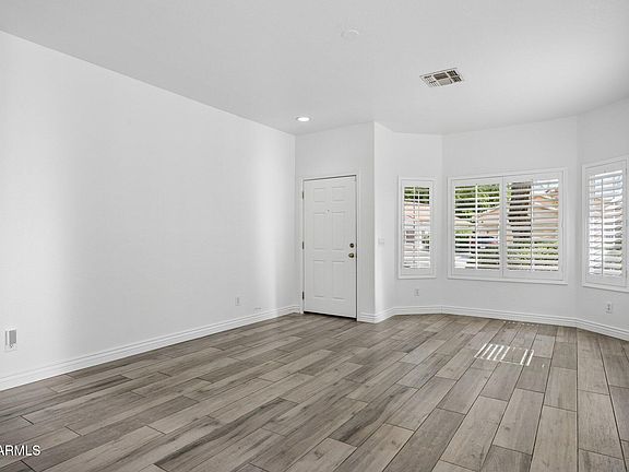 3rd image of 903 W TREMAINE Avenue