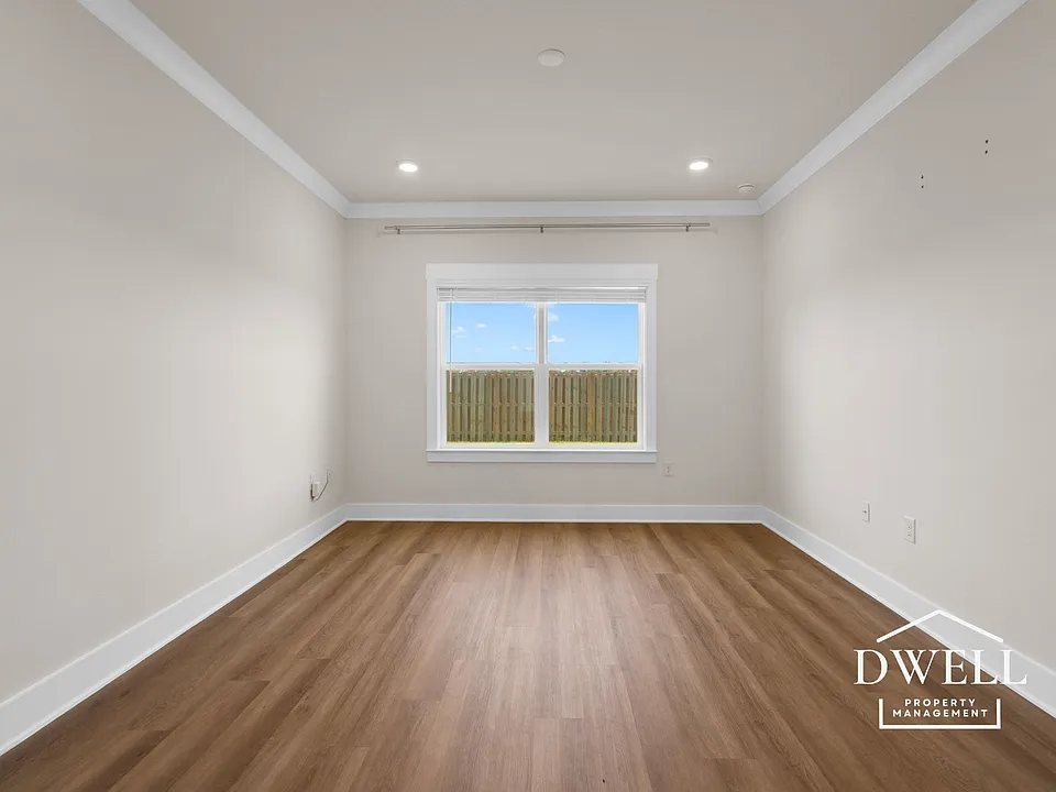 1009 Hayward Loop