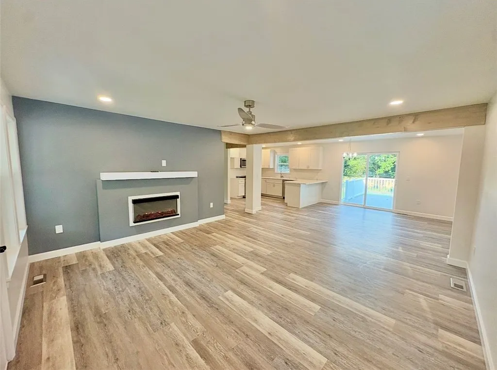 4 bed, 3.0 bath, 2110 sqft, $2,250 — Photo 4
