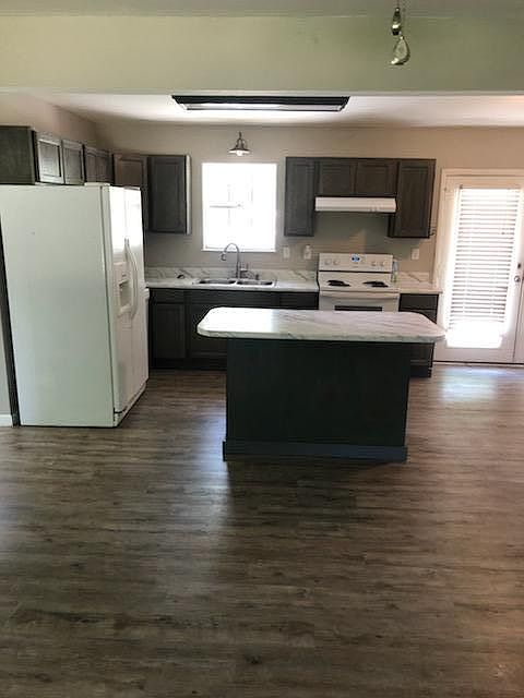 2nd image of 633 Oak St
