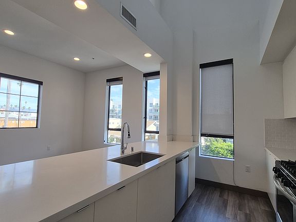5th image of 161 S Normandie Ave #1